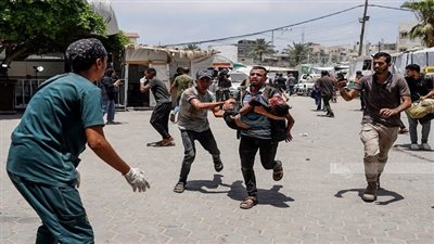 إصابة عدد من الفلسطينيين في قصف إسرائيلي على شقة سكنية بوسط قطاع غزة