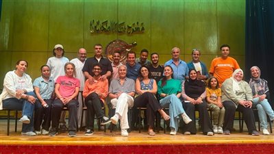 «الديناصور».. عرض مسرحي يرصد صناعة التريند والشائعات على مسرح نقابة الصحفيين