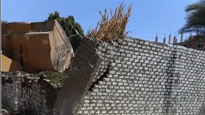 إزالة سور مقام على أرض زراعية بمساحة 12 سهمًا بقرية بهجورة بقنا 