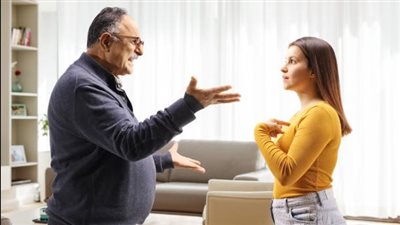 فتاة تحرر محضرًا ضد والدها لسبب صادم.. كارثة أخلاقية بمشاركة الأم (القصة كاملة)