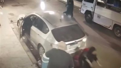 تفاصيل فيديو سيدة تصدم بسيارتها أشخاص يجلسون في أحد شوارع الإسكندرية