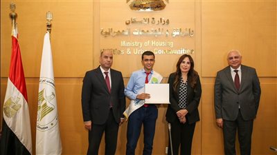 وزيرا الإسكان والعمل يكرمان أوائل المدارس الفنية لمياه الشرب ومدرسة 