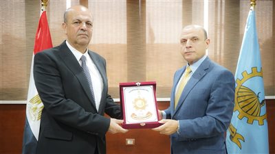 محافظ الغربية يستقبل مدير الشركة الوطنية للمقاولات العامة والتوريدات