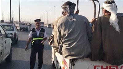 بعد مأساة الدواويس.. مرور العاشر يلاحق سيارات نقل العمال المخالفة