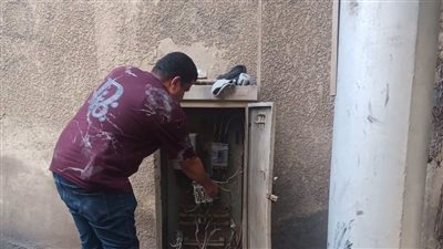 حملات مكثفة لرفع كفاءة الإنارة بحي طرة وتحسين مستوى الإضاءة بالشوارع