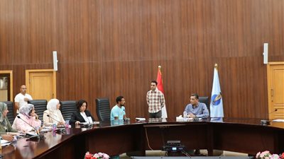 محافظ البحر الأحمر يستعرض عدد من شكاوى وطلبات المواطنين