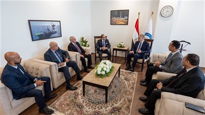 وزير البترول يبحث مع «هاليبرتون» استخدام الحفر الأفقي والتكسير الهيدروليكي لزيادة الإنتاج