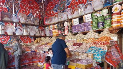 من الشوادر الشعبية للمحلات الفاخرة.. 