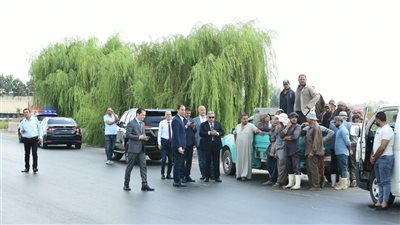 محافظ الدقهلية يوقف سيارة نصف نقل تحمل عمالا ويوجه بتوفير 