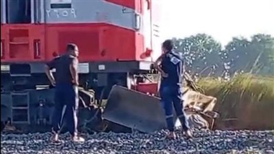 عودة حركة القطارات إلى طبيعتها بعد حادث تصادم قطار ببلدوزر بقنا 