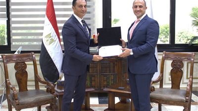 رئيس القابضة للمطارات يكرّم مديري مباني الركاب (1) و(2) بمطار القاهرة