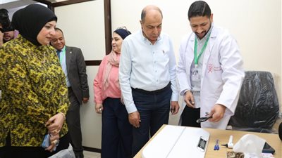 محافظ المنيا يتفقد مركز العناني للكشف المبكر وعلاج أورام السيدات بأبوقرقاص