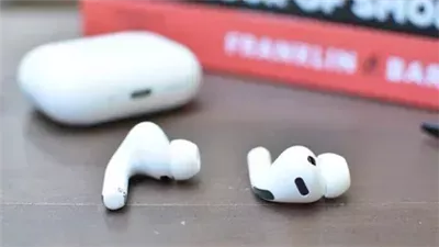 أبل تكشف بالخطأ عن AirPods مزودة بكاميرات