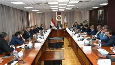 وزير الصناعة يبحث دعم الصناعات المغذية للسيارات وزيادة الصادرات