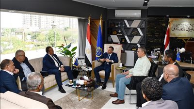محافظ أسوان يبحث مع نقيب المهندسين التعاون المشترك ودعم جهود التطوير والعمران 