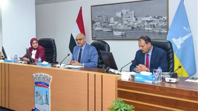 محافظ الإسكندرية يترأس المجلس التنفيذي ويؤكد: شكاوى المواطنين على رأس الأولويات