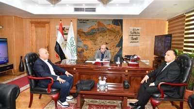 محافظ الفيوم يتابع مع إحدى الشركات خطط إنشاء نادي رياضي جديد 