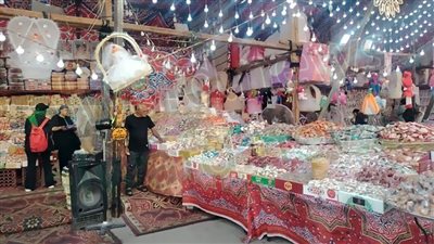 الفولية والسمسمية والحمصية.. حلوى المولد تغزو السيدة زينب بأسعار تبدأ من 130 جنيهًا