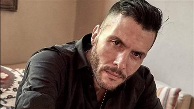 أزغرط يعني؟.. مها متبولي تعلق على تقبيل محمود عزب لأمير عيد على المسرح