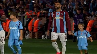 لقطة إنسانية قبل المباراة..محمد صلاح برفقة 