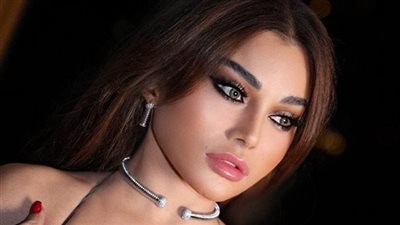 معجب سعودي يهدي هيفاء وهبي ساعة من الألماس خلال حفلها في جدة|رد فعلها مفاجئ
