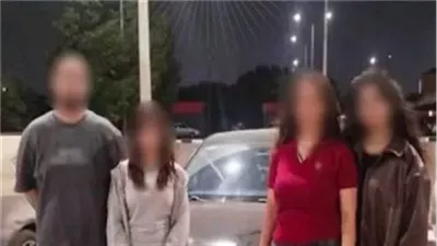 ضبط سائق سيارة سمح لشقيقته وصديقتيها بالجلوس خارج النوافذ في القاهرة