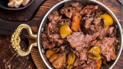 بنكهة شرقية غنية..طرق تحضير مقلقل اللحم الخليجي مع الفلفل والبصل