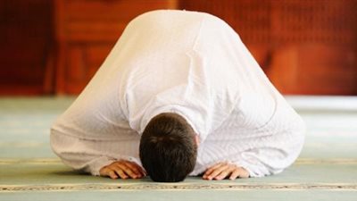 سؤال يحير المصلين.. أين يكون النظر أثناء الصلاة؟ وما حكم رفع البصر للسماء؟