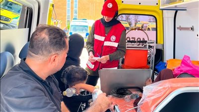 الهلال الأحمر المصري يستقبل الدفعة الـ 78 من الجرحى والمرضى الفلسطينيين