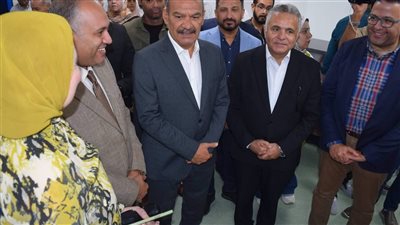 محافظ السويس ورئيس الجامعة يتفقدان قسم الغسيل الكلوي بمستشفى الجامعة 