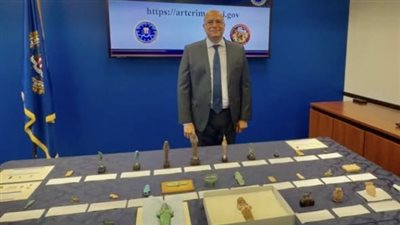 قنصل مصر العام في لوس أنجلوس يتسلم 48 قطعة أثرية مصرية مستردة من الولايات المتحدة
