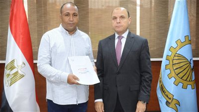 محافظ الغربية يُسلّم 5 عقود تقنين لأراضي أملاك الدولة للمستفيدين