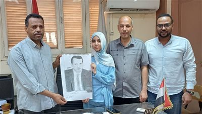 مدير تعليم ابو تشت يكرم الطالبة حنين الموهوبة في الرسم ويشيد بإبداعها