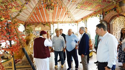 وزير السياحة ومحافظ مطروح يتفقدان منافذ منتجات الزيتون والتراث البدوي ويبحثان مقترح إقامة مهرجان للحصاد 