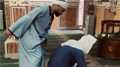 مشهد تمثيلي لجريمة قتل داخل مسجد ..يشعل مواقع التواصل الاجتماعي|ما القصة 
