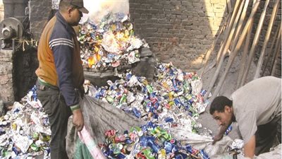 «حرب الكانزات» بين الحكومة وجامعى القمامة