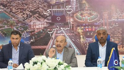 محافظ السويس يستمع لمطالب المواطنين ويوجه بحلول عاجلة  