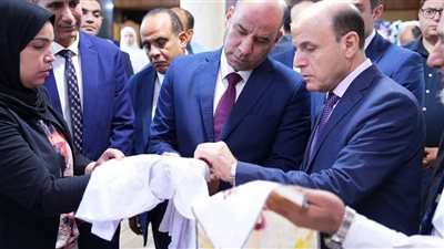 وزير العمل ومحافظ الغربية يسلّمان عقود عمل وشهادات تدريب