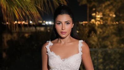 الدانتيل الفرنسي يعكس سحر قوام مهيرة عبدالعزيز