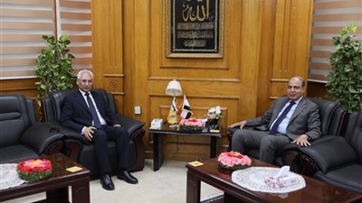 محافظ المنيا ورئيس الجامعة يبحثان سبل دعم المشروعات الخدمية والتنموية