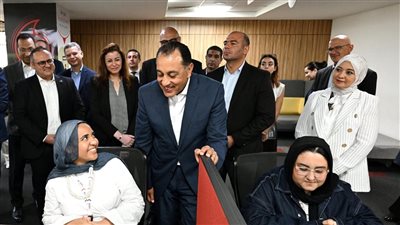 رئيس الوزراء يزور شركة فودافون للحلول الذكية