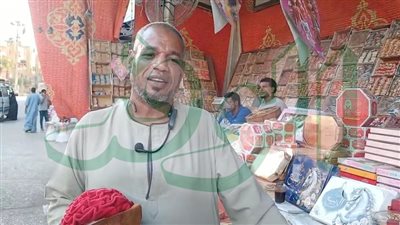 فيديو| «التجارة مع الله ربح».. صاحب شادر يوزع حلوى المولد مجانًا لغير القادرين بالأقصر