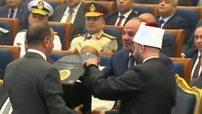 وزير الأوقاف يهدي الرئيس السيسي كتاب 