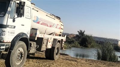 البيئة تضبط سيارة نقل تقوم بإلقاء مخلفات خطرة سائلة على أحد أحواض بحيرة مريوط بالإسكندرية