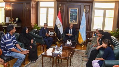 محافظ الأسكندرية يستقبل أسرة شهيد الواجب العامل إبراهيم محمود حسيني ويكرّم أسرته