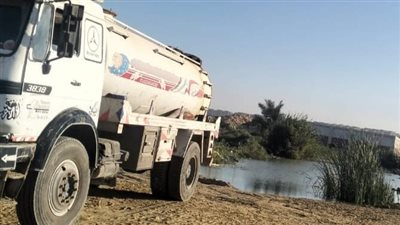 ضبط سيارة نقل تلقي مخلفات خطرة سائلة في أحد أحواض بحيرة مريوط