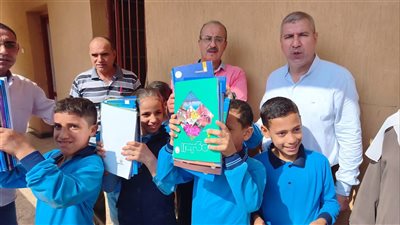 وكيل تعليم الشرقية يتابع استلام الطلاب الكتب الدراسية استعدادًا للعام الجديد