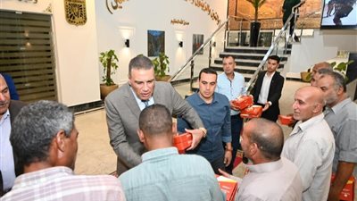 محافظ جنويب سيناء يلتقي عمال النظافة بالديوان العام 