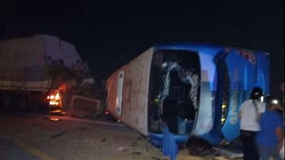 مصرع شاب في تصادم سيارتين بطريق الواحات بالجيزة