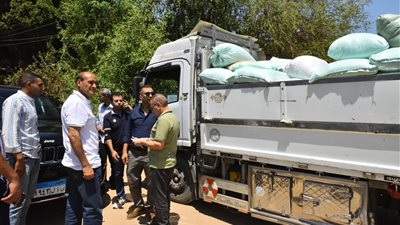 محافظ أسيوط يستوقف سيارة ربع نقل وتروسيكلًا محملين بالأطفال على كوبري المندرة بمنفلوط 